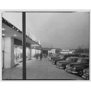 Photo Shopping center, Great Neck, Long Island, New York. Street view 