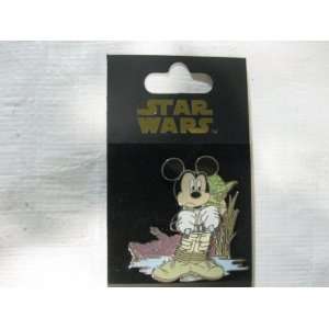  Disney Pin Star Wars Mickey as Luke with Yoda: Toys 
