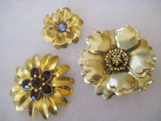 PRETTY LOT OF 3 VINTAGE / RETRO FLOWER BROOCHES  