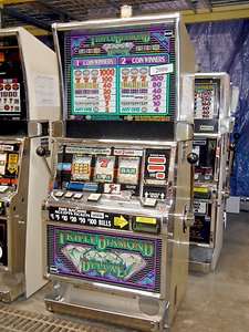 IGT Slot Machine, Triple Diamond Deluxe, 3 Physical Reels, White 