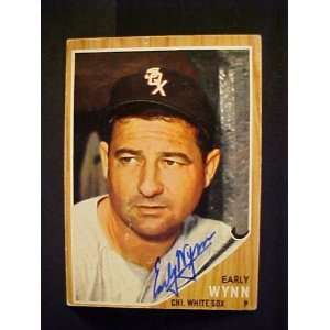 Early Wynn Chicago White Sox #385 1962 Topps Autographed Baseball 