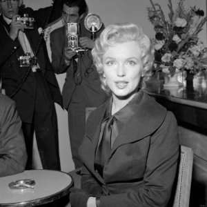  Marylin Monroe, Laurence Olivier at a Publicity Shoot for 