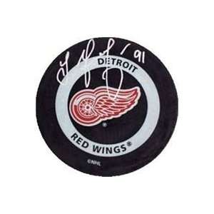 Sergei Fedorov Autographed/Hand Signed Hockey Puck (Detroit Red Wings)